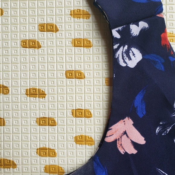 Banana Republic floral blouse tank top - Picture 3 of 3